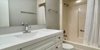 RENOVATED APARTMENT WITH IN-UNIT WASHER-DRYER & GARAGE PARKING! Gallery 14