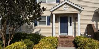 3 Bedroom || 3.5 Bathroom - Lakefront Townhome Gallery 1