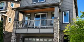 3bd/2ba Lynnwood Townhome Gallery 1