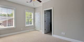 Bright & Stylish 3BR Flat in the Historic District — Gated Parking Gallery 13