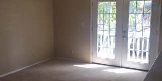 Darling 1 Bed, 1.5 Bath Townhouse with small Fenced Yard! Gallery 3