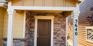 Beautiful End-Unit Townhome with Mountain Views Gallery 1