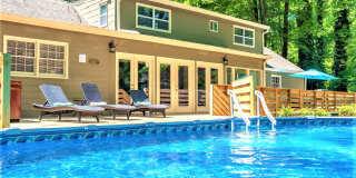 FURNISHED: Modern 6 Bdrm (7 beds) Home with BBQ, Foosball, HotTub & Private Pool - Close To Airport&Downtown Gallery 4