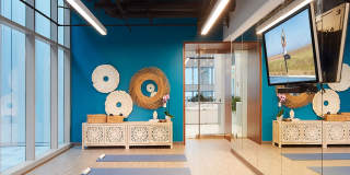 Sentral Michigan Avenue Gallery 27