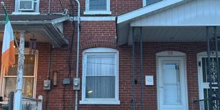 Charming three-bedroom row house available for rent in the desirable Nazareth Gallery 1