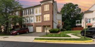 43095 HUNTERS GREEN Square Gallery 1