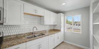 Beautifully Remodeled - Modern Duplex Gallery 14