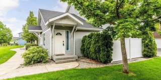 Beautiful Updated 3 Bedroom Condo with A/C, Garage & Fireplace in Forsythia Place! Gallery 1
