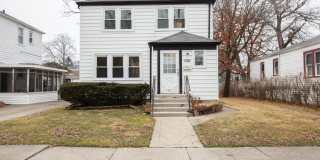 Charming 4BR House in Evergreen Park Gallery 1