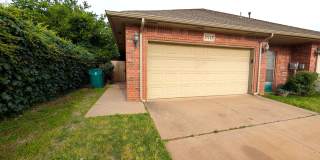 Charming 2 Bed / 2 Bath Duplex Gallery 1