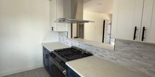 Beautifully Refurbished 2 Bedroom, 1 Bath Apartment Gallery 1