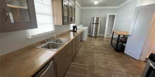 725 Peach Street Gallery 6