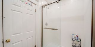 Prime Location 4BR house just off High St! Gallery 8