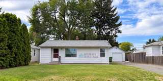 A cozy Single family home with main level living and a fenced back yard! Gallery 1