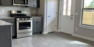 402 Red Robin St Gallery 8