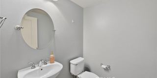 30 Maple Leaf Gallery 5