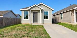 Charming 3BR Home with Open Floor Plan Near Lackland AFB & SeaWorld Gallery 1