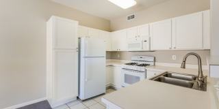 SW Littleton 3BR / 2BA Ground-Level Condo with Park Views! Gallery 8
