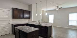 3/2/2 Duplex near Hwy 46 /Fridge Included / No Carpet / Fenced Backyard / CISD *2 weeks free rent* Gallery 15
