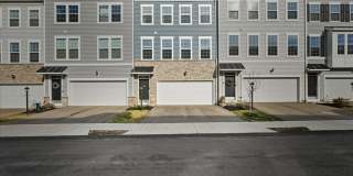 Beautifully UPDATE Townhome FOR LEASE Gallery 1