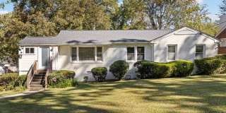 Beautifully Updated 3/2 w/ Large Fenced Backyard, Minutes From ATL Airport and Woodward Academy Gallery 1