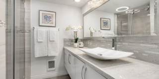 Spacious Condo on Main St. Bellevue!! Gallery 9