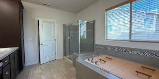 Spacious 4-Bed Home with Loft & Covered Patio in North Creek Gallery 21