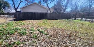 3 Bed 2 Bath in Hyde Park with Huge Yard Gallery 3