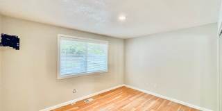 Beautifully Renovated 5 Bedroom House with Large Yard! Gallery 21