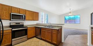 Clean and Cozy home in desirable area! Gallery 9