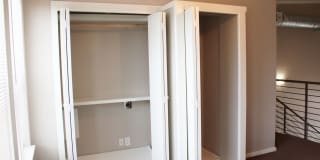 CONTEMPORARY URBAN CONDO NEAR DOWNTOWN Gallery 16