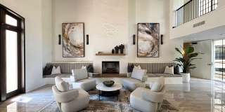 555 S Barrington Ave Gallery 22