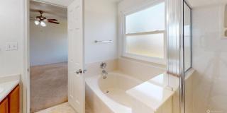 Fantastic - 3 bed 2 bath with Solar Panels Gallery 12