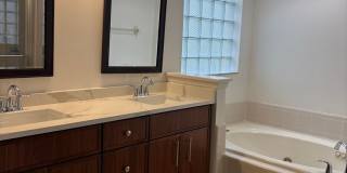 Captivating 4 Bedroom, 2 bath Pool/Lake home Gallery 24