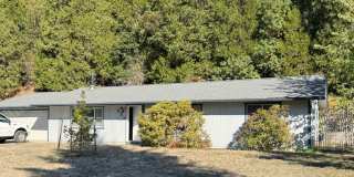 Canyonville 3 Bedroom 2 Bath with Garage and Workshop Gallery 1