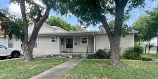 5/2 Duplex - 51st/Guadalupe - Fenced Yard Gallery 1