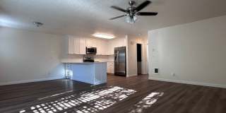 BRIGHT, CLEAN w/SECURED ENTRY! CONDO IN DOWNTOWN GRESHAM! Gallery 4