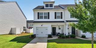 Charming 3BR Townhome in Terrell Gallery 1