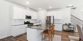 Luxury End-Unit Townhome in Desirable Chateau Community Gallery 13