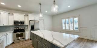 Stunning 6 Bed / 3 Bath | Great Location | Expansive Living Space Gallery 1