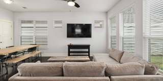 Modern condo, great location, fully Furnished! Gallery 5