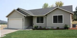 Amazing 3 bed 2 bath home - 1530 Basil Gallery 1