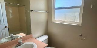 4 Bedroom Home in Villa Loma-Available NOW Gallery 37