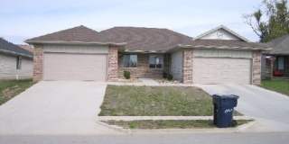 Executive Rental 2 Bedroom 2 Bath 2 Car Garage Duplex - New Carpet and Appliances Gallery 1