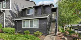 Beautiful 1 Bedroom End-Unit Condo in Murrayhill Woods! Vaulted Ceilings, Decorative Fireplace, Covered Balcony, Pool, Hot Tub & Fitness Center! Gallery 1