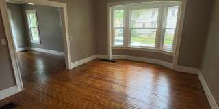 Charming Three Bedroom Townhouse! Gallery 5