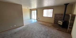 3 Bed/2 Bath Single Level Home near Parks and Schools - Daggett Lane Gallery 4