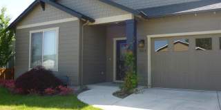 Beautiful 3 Bedroom, 2 Bathroom Home in SW Medford Gallery 1