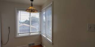 Charming 2-Bedroom Home in West Seattle-Off Street Parking- Large Outdoor Space Gallery 4