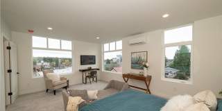 Air-Conditioned Seattle Townhome with Rooftop Deck & Mt. Rainier Views Gallery 19